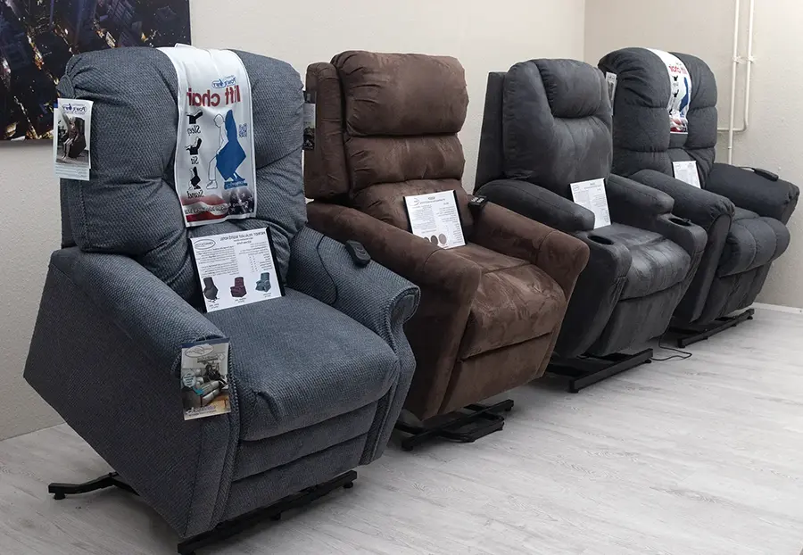 Felállást segítő fotelek a Jóbarátok Fotel Bemutatóteremben